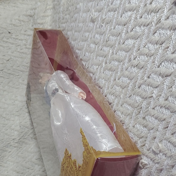 Barbie Queen Elizabeth II 70TH Anniversary Doll - Picture 10 of 11